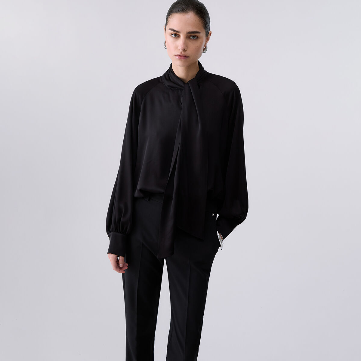 Blouse en satin avec nœud noir, LIU JO