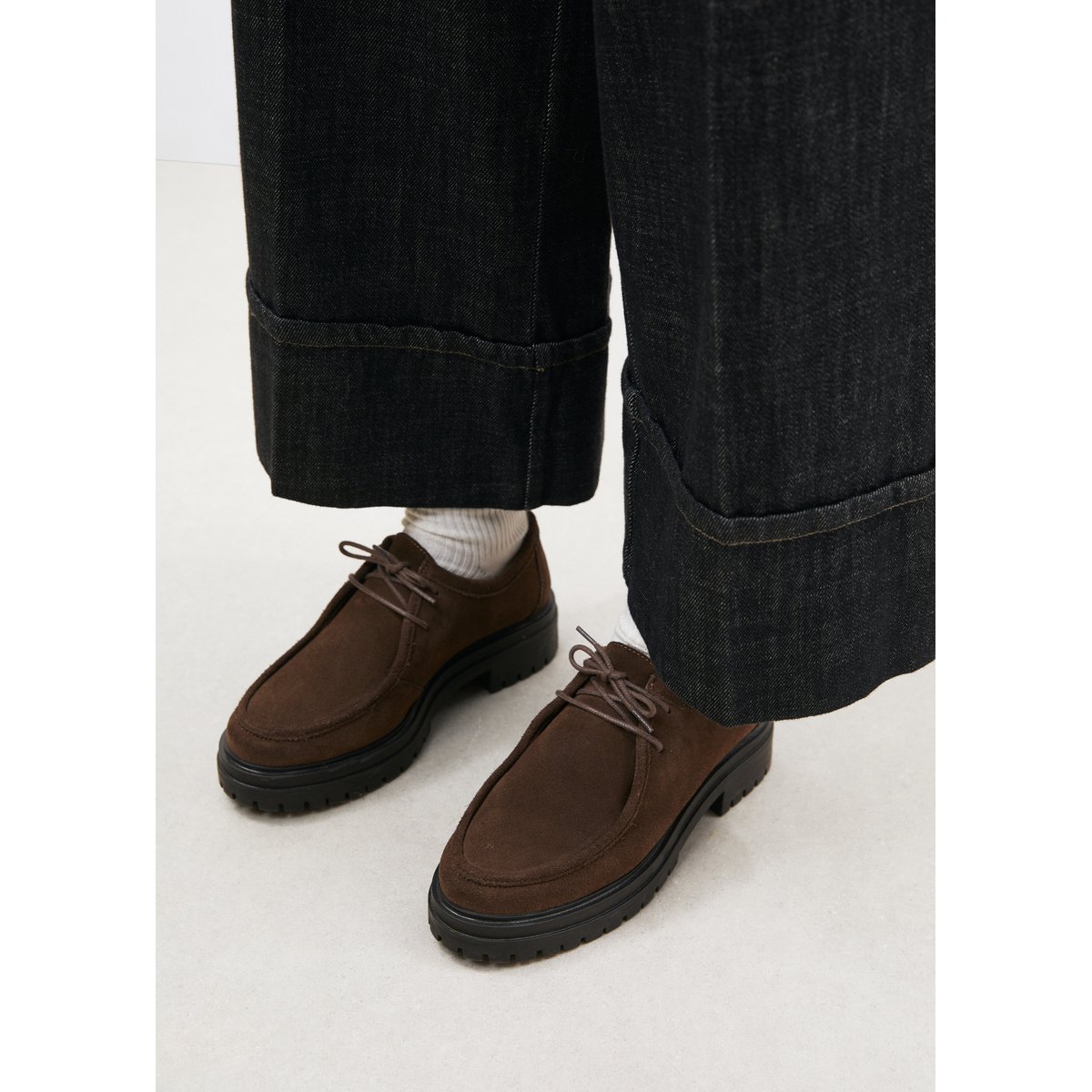 Derbies en daim chocolat, HUMILITY