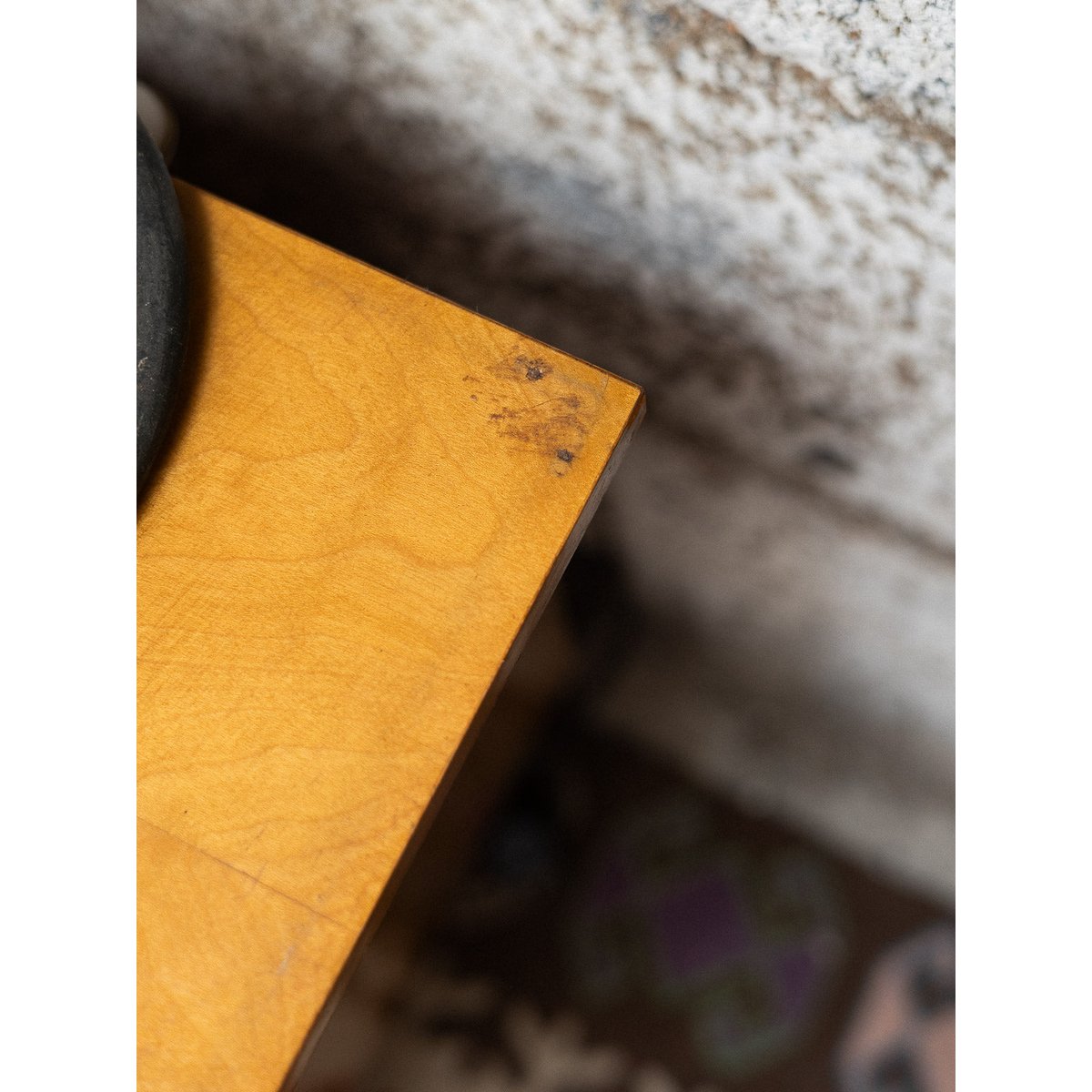 Paire de tables de chevet asymétriques Maïa N°1530 - Bon état bois clair, DEBONGOUT