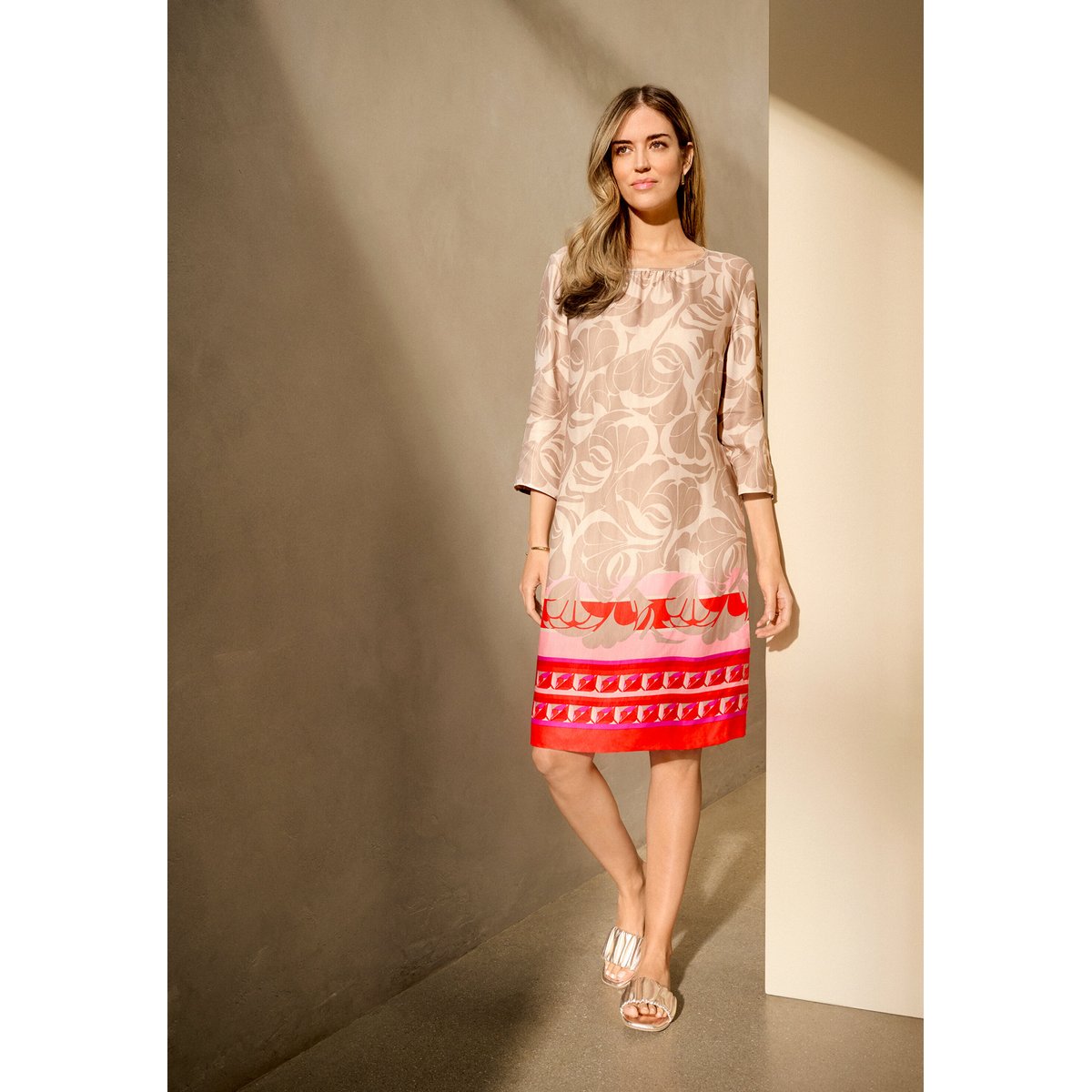 Robe d'été à encolure ronde taupe/rouge, BETTY BARCLAY
