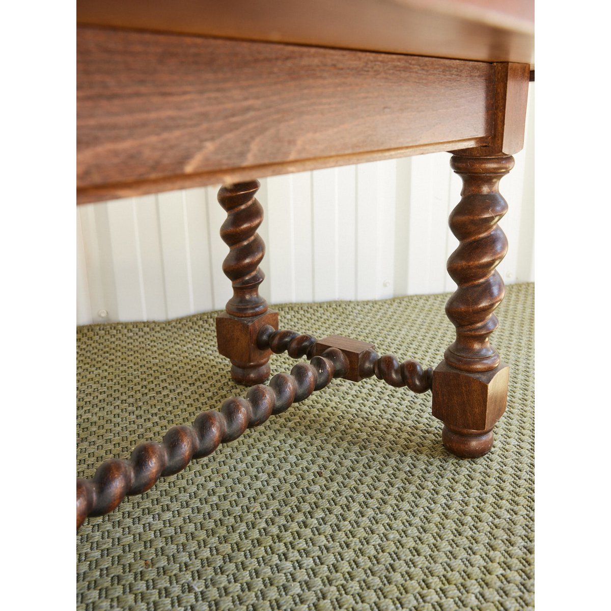 Table basse en bois tourné Léonie N°1099 - Bon état bois foncé, DEBONGOUT