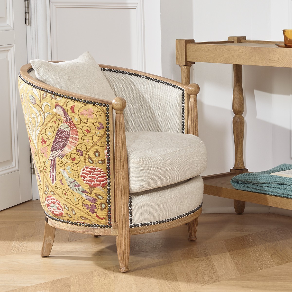 Fauteuil tonneau en chêne, lin et tissu CAROLE lin, ROBIN DES BOIS