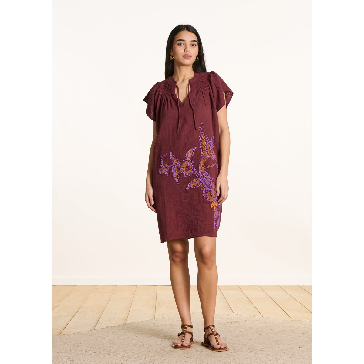 Robe courte en gaze de coton brodée col V mahogany, LA FEE MARABOUTEE