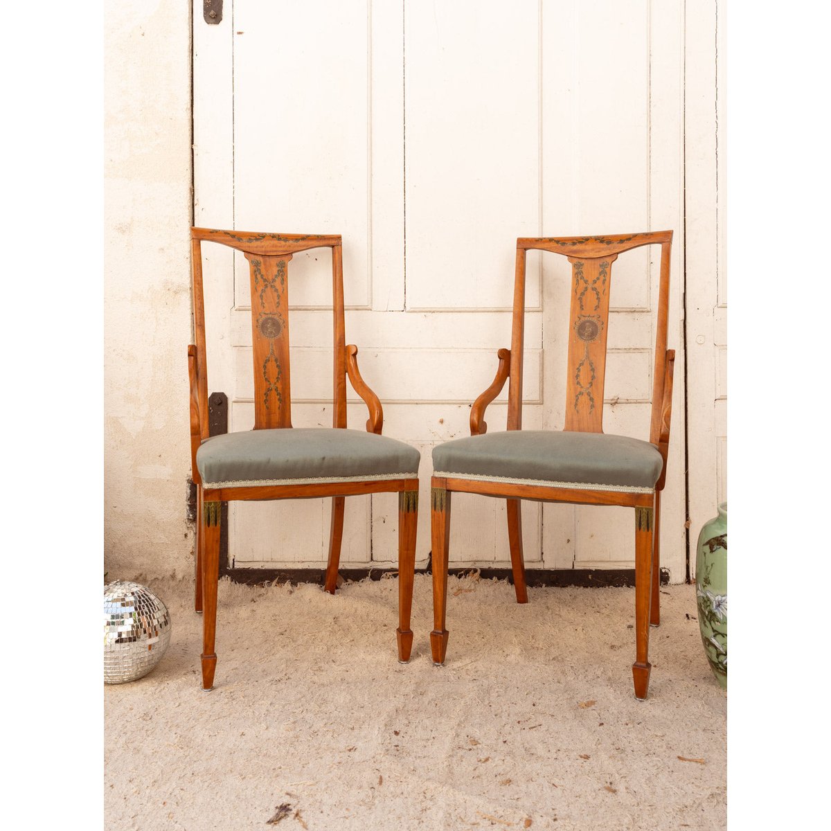 Paire de chaises en bois et tissu bleu Claude N°1455 - Bon état bois foncé, DEBONGOUT