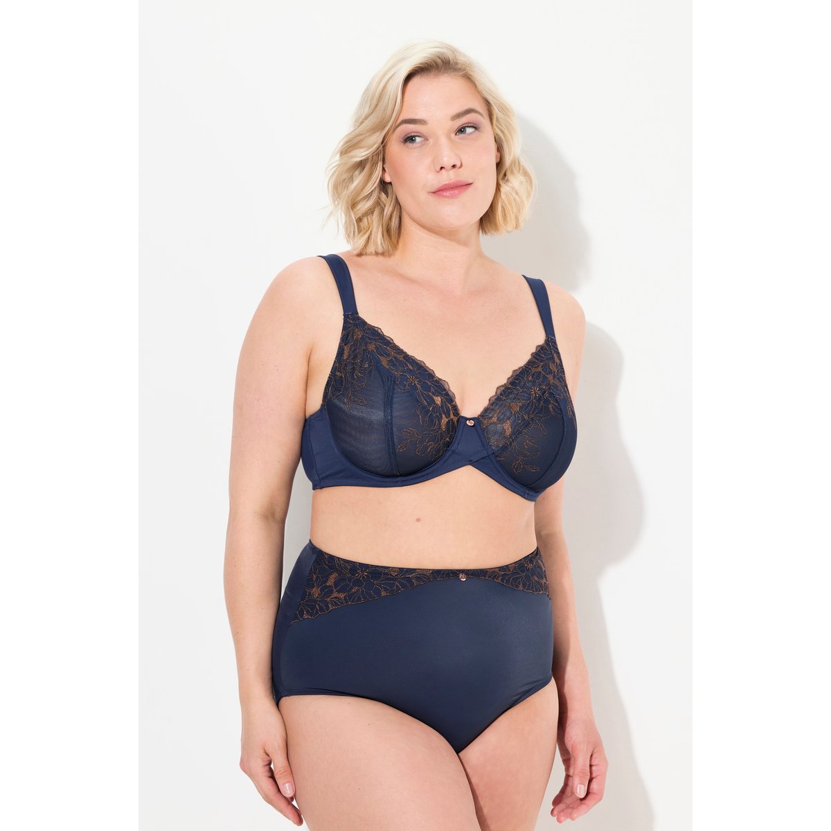 Soutien-gorge à armatures, broderie florale bleu nuit, ULLA POPKEN