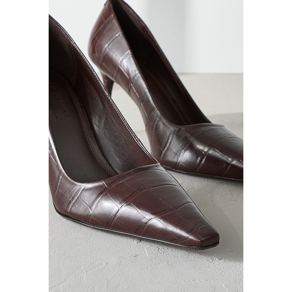 Escarpins pointus en cuir effet croco marron chocolat, NEXT