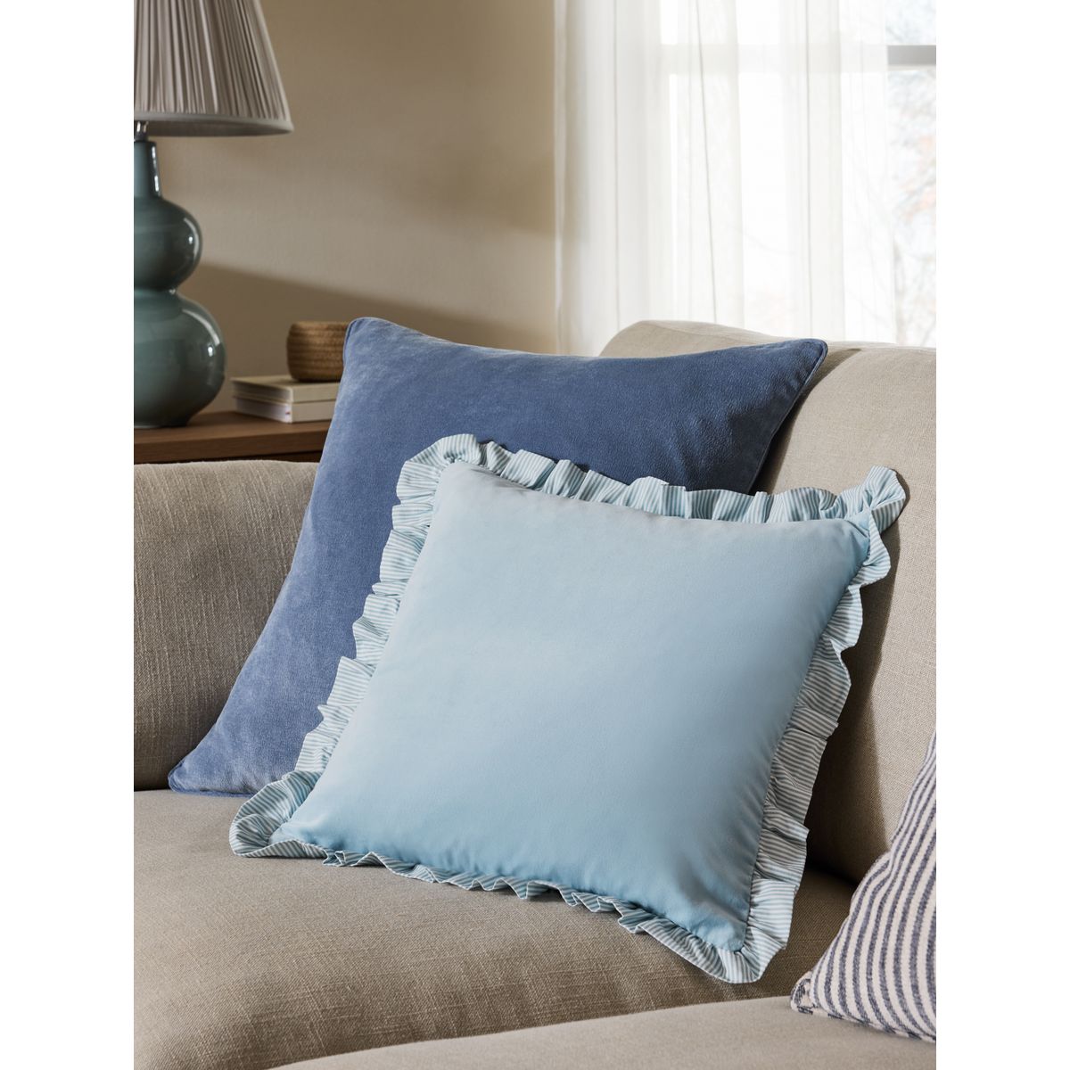 Coussin en velours bordé de volants bleu, NEXT