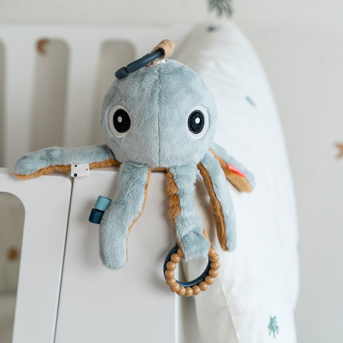 Peluche d'activités bleu, ocre, DONE BY DEER