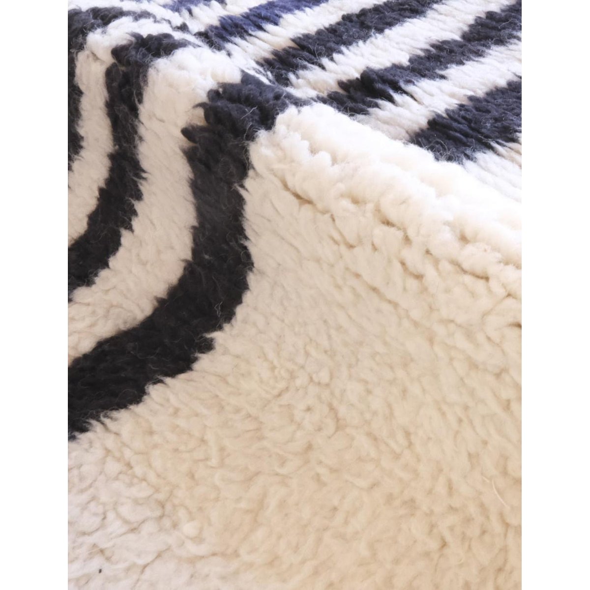 Tapis berbère élégant pour intérieur moderne en laine 175 x 268 cm noir intense, AFK LIVING