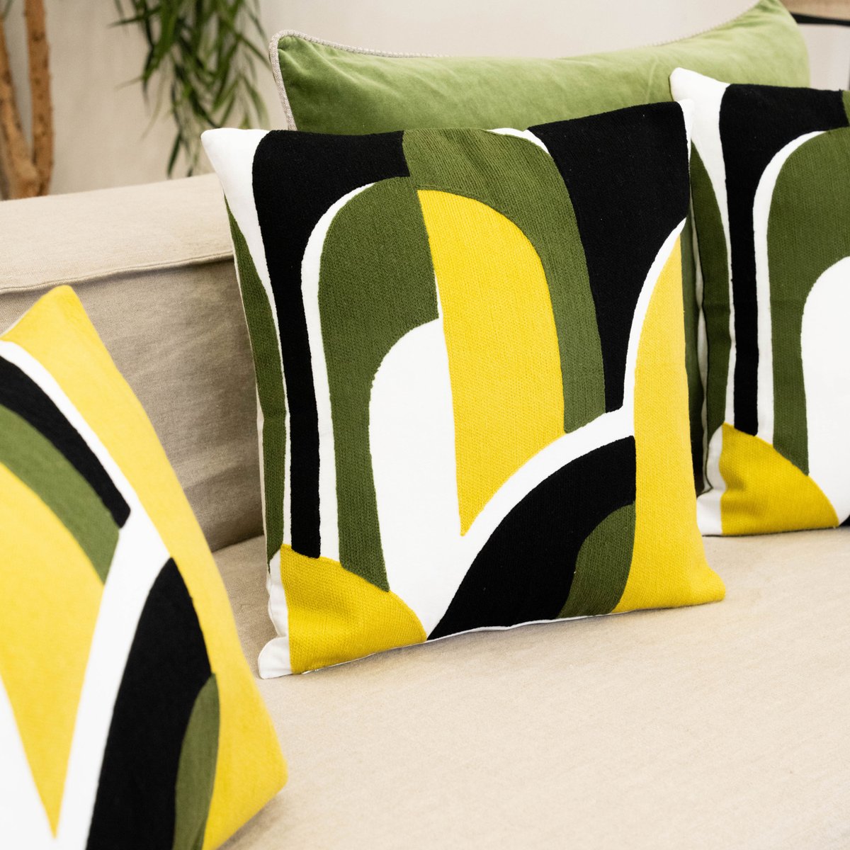 Coussin brodé en relief motif abstrait vert, SUD ETOFFE