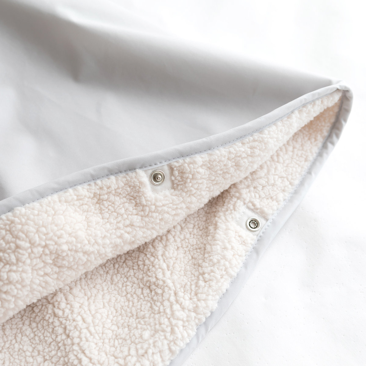 Poncho de voyage bébé pour siège auto - Au chaud sous la pluie plum, BEMINI