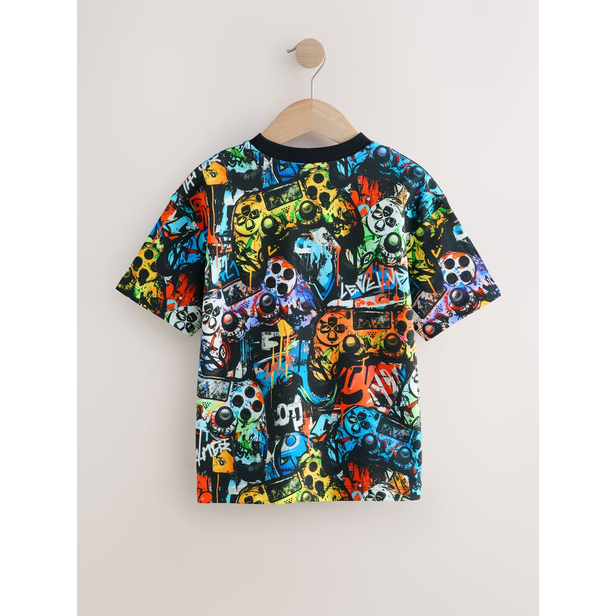 T-shirt à manches courtes et imprimé contrôleur graffiti noir, NEXT