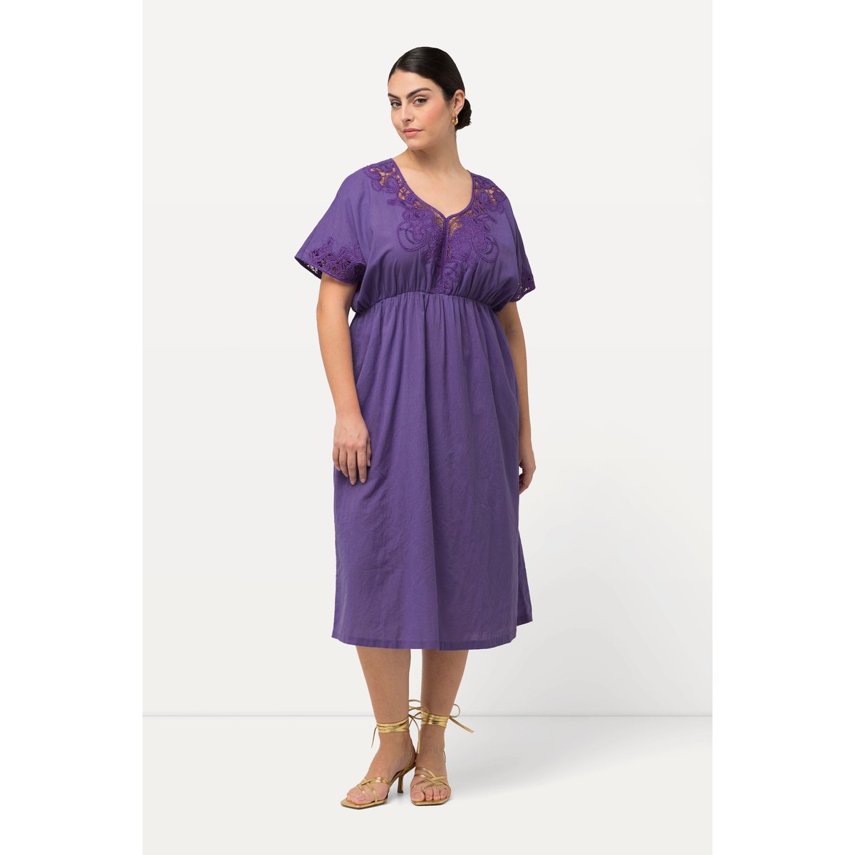 Robe oversize avec broderies. Décolleté en violet, ULLA POPKEN