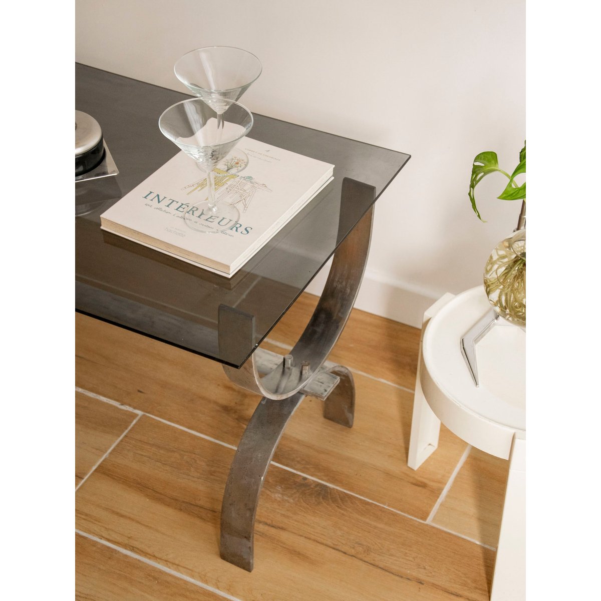 Table basse en verre fumé à la structure courbée Donna N°1521 - Bon état fumé, DEBONGOUT