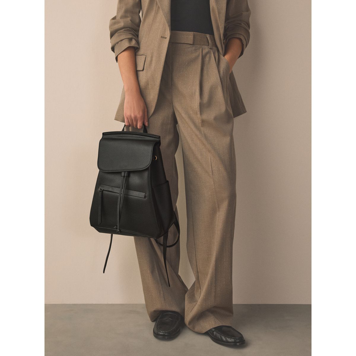 Sac à dos avec poche sur le devant noir, NEXT