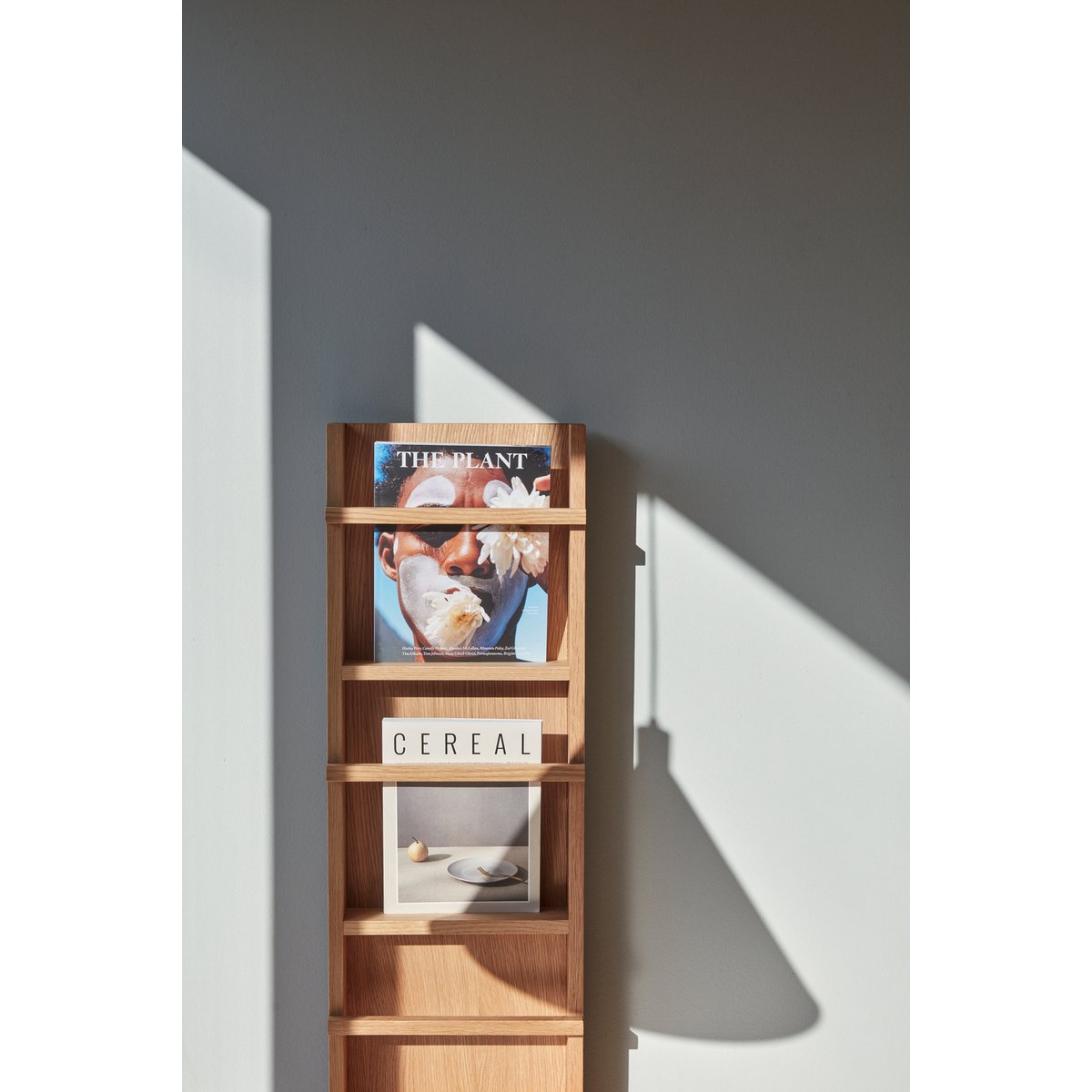 Porte-revues en placage de chêne et bois de chêne VERTIGO naturel, HUBSCH
