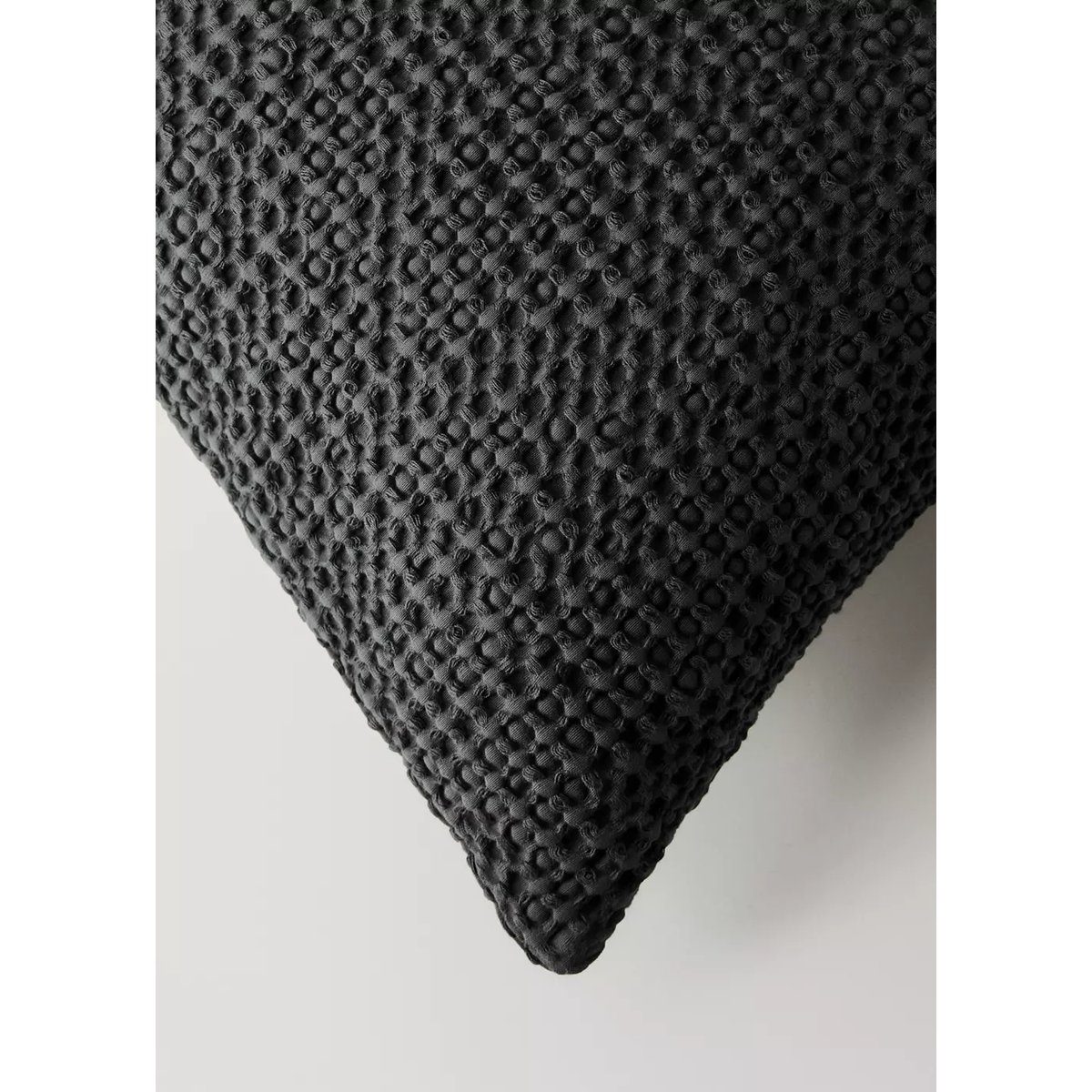 Housse de coussin en coton garment-dyed waffle 50x50 cm gris, MANGO HOME