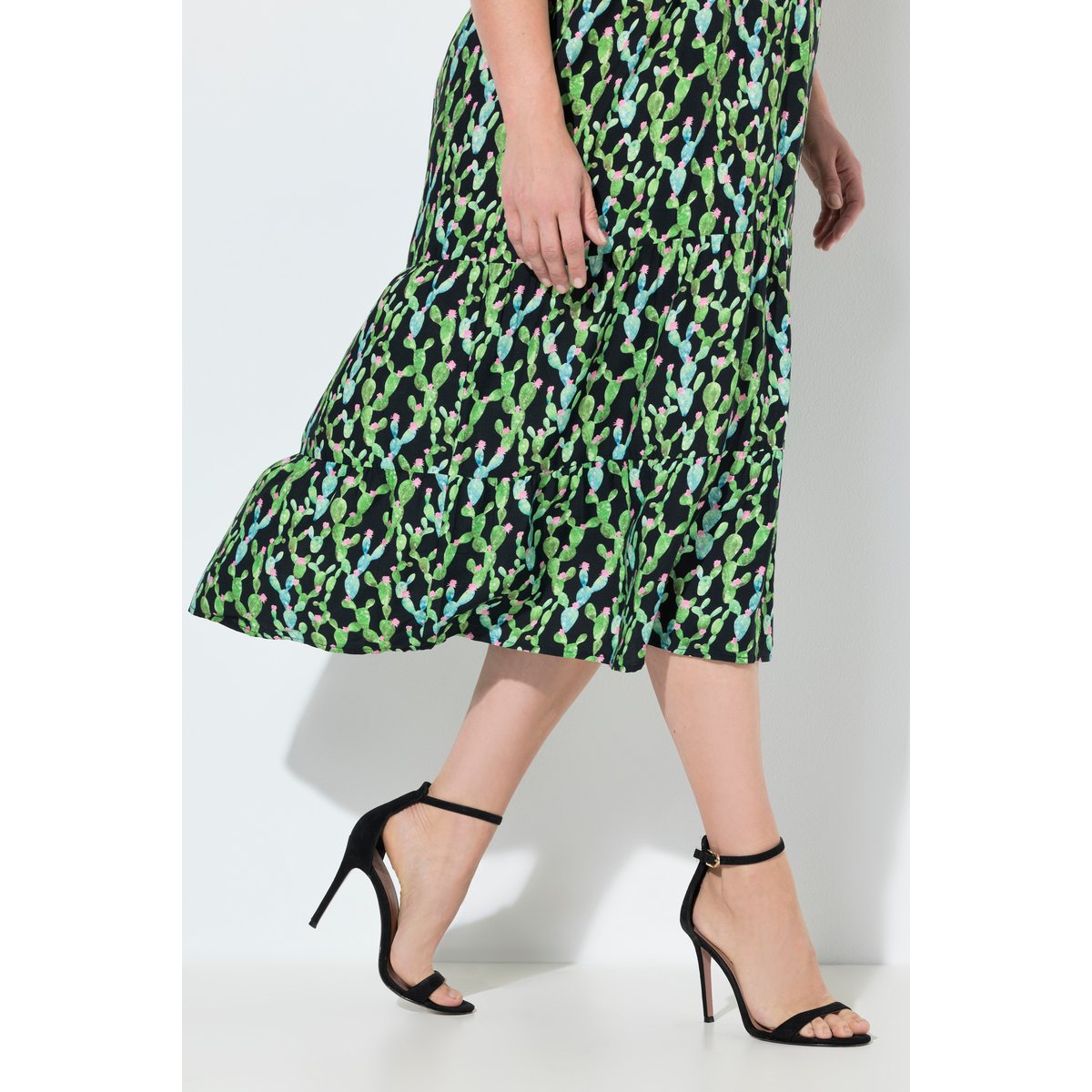 Robe midi, coupe évasée, col tunisien noir, ULLA POPKEN
