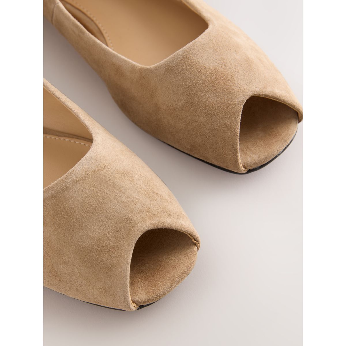 Chaussures plates en daim à bout ouvert sable, NEXT