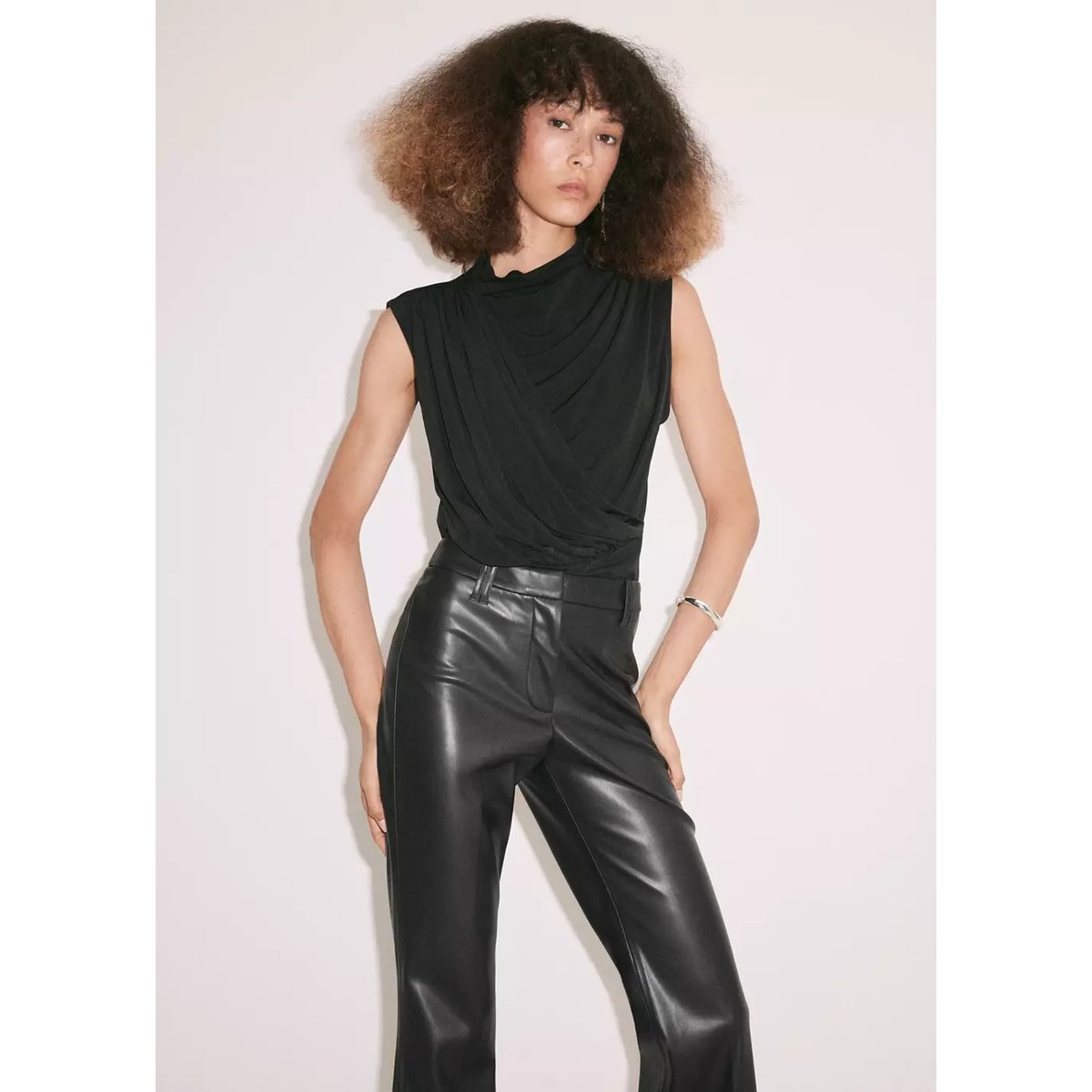 Pantalon flare cuir synthétique noir, MANGO