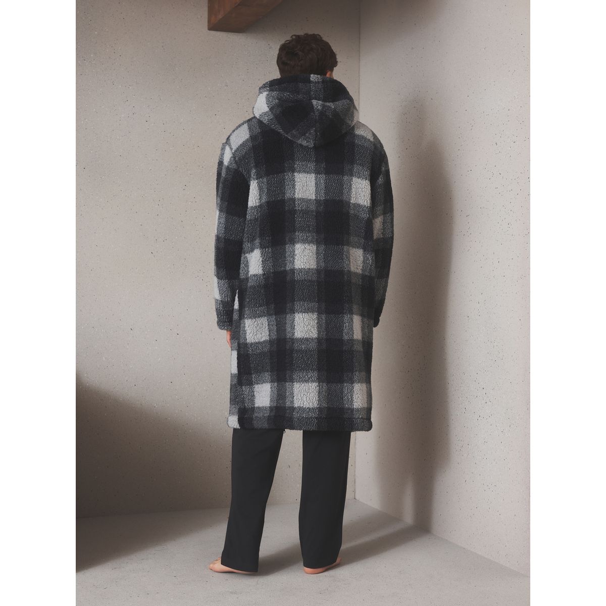 Robe de chambre zippé en peau lainée chèque monochrome, NEXT