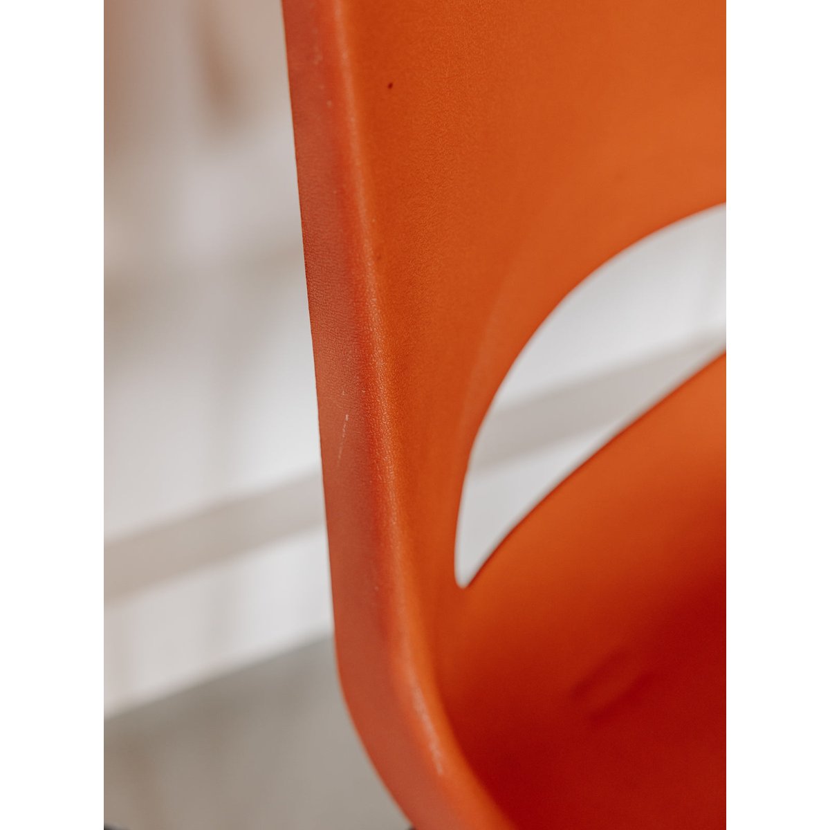Paire de chaises oranges aux allures rétro Alma N°2002 - Bon état rouge, DEBONGOUT