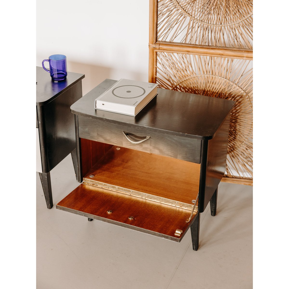 Paire de tables de chevet aux multiples rangements Maïa N°1594 - Bon état bois foncé, DEBONGOUT
