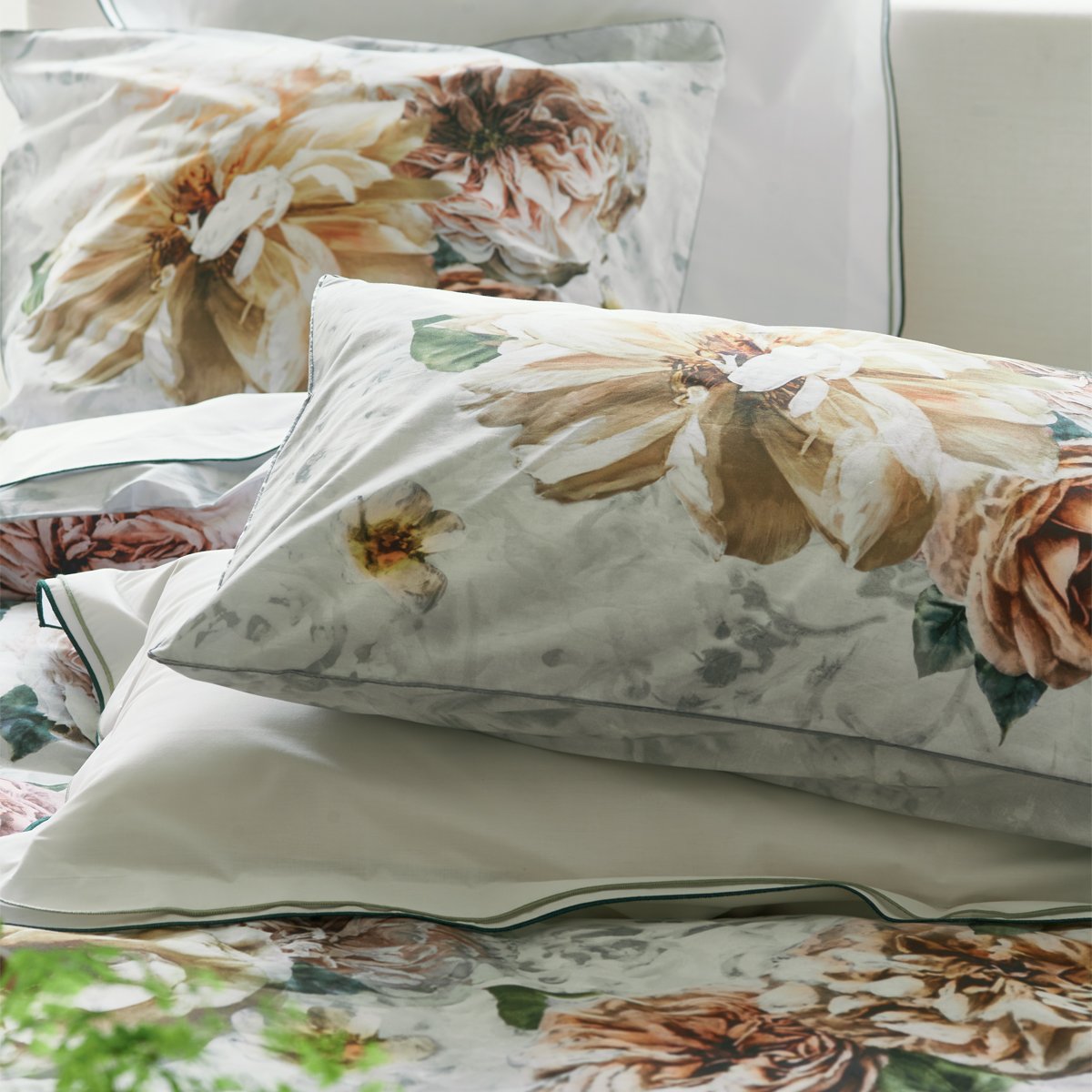 Taie d'oreiller imprimée en percale de coton, PAHARI TUBEROSE gris, DESIGNERS GUILD