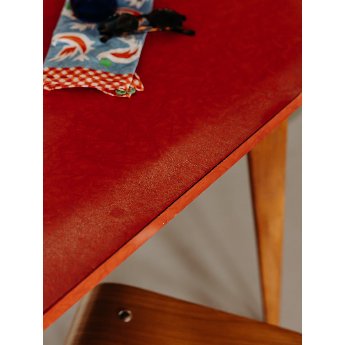 Table à manger au plateau en formica rouge Karla N°1281 - Bon état bois clair, DEBONGOUT