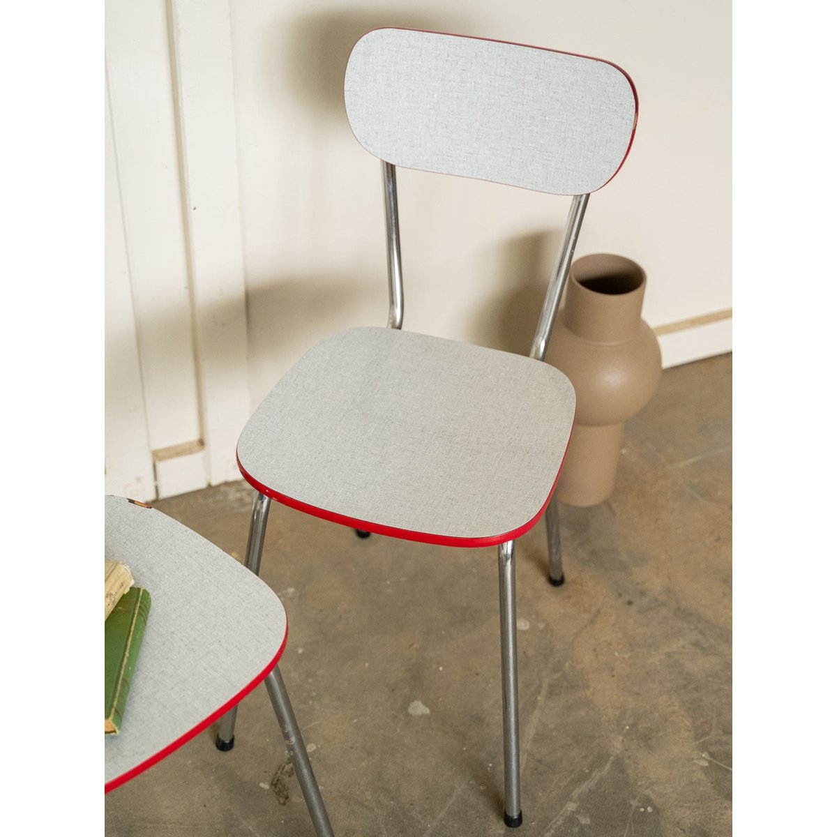 Paire de chaises en formica Alma N°1988 - Bon état gris, DEBONGOUT