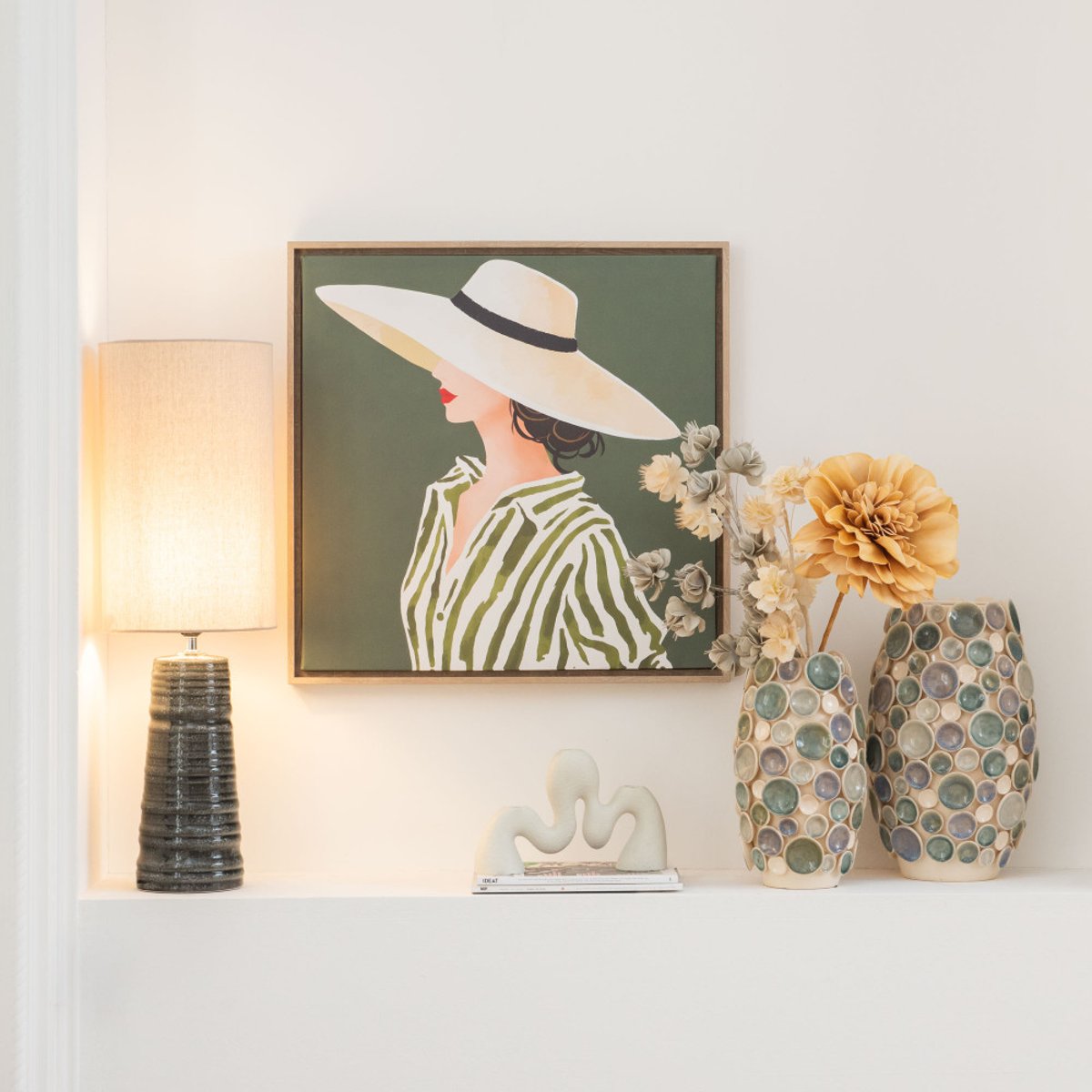 Toile imprimée femme au chapeau kaki cadre bois 60x60 cm vert, AMADEUS