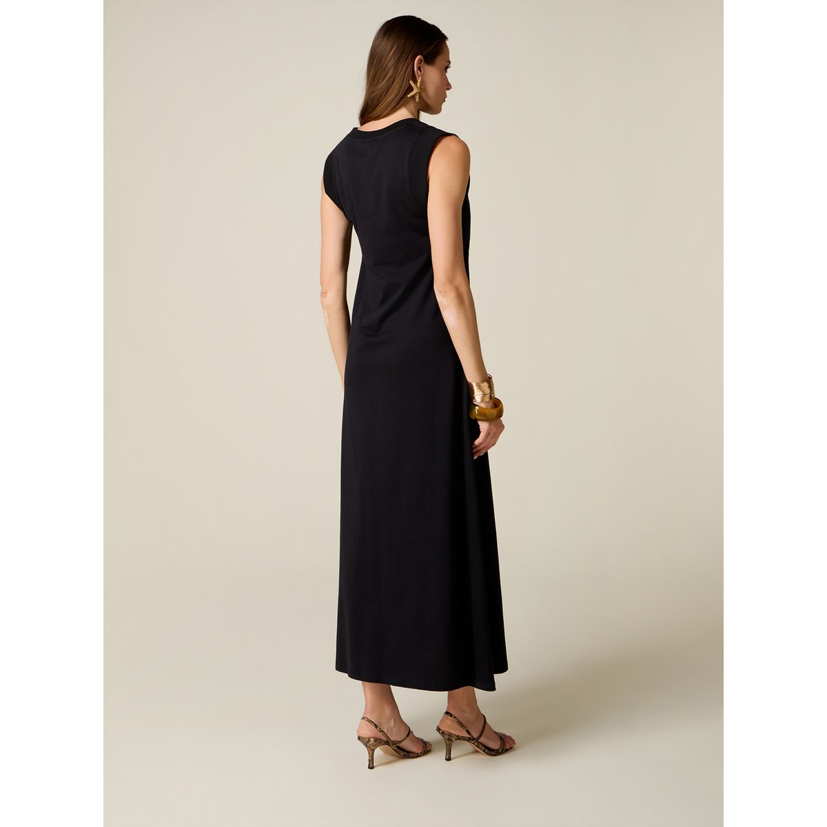 Robe longue avec décolleté en V noir, OLTRE