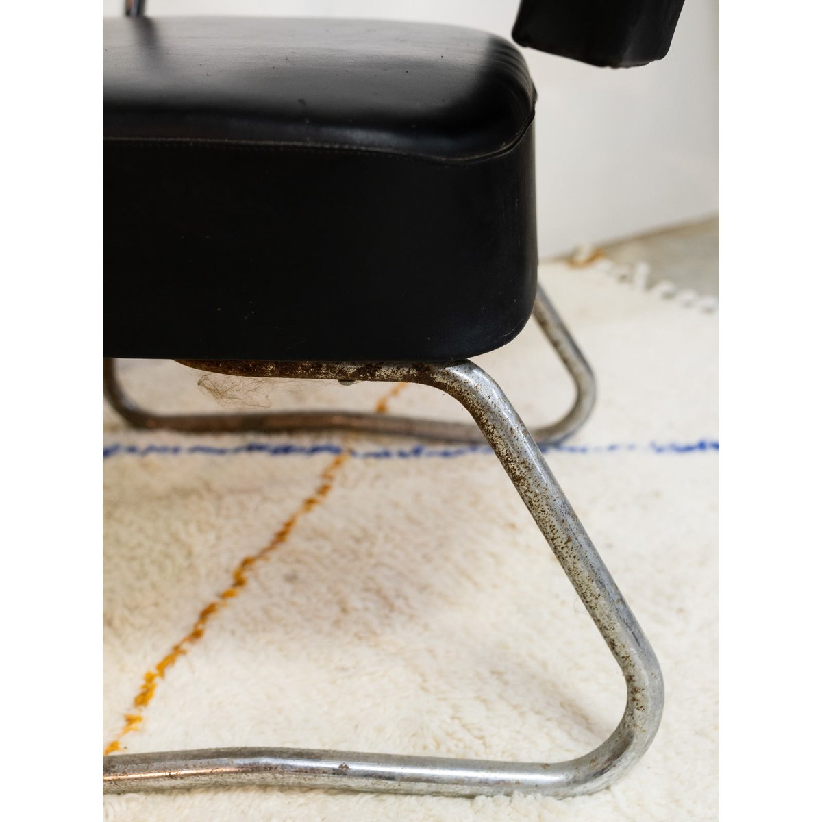 Paire de fauteuils en cuir noir et chromés Jakob N°765 - Bon état noir, DEBONGOUT