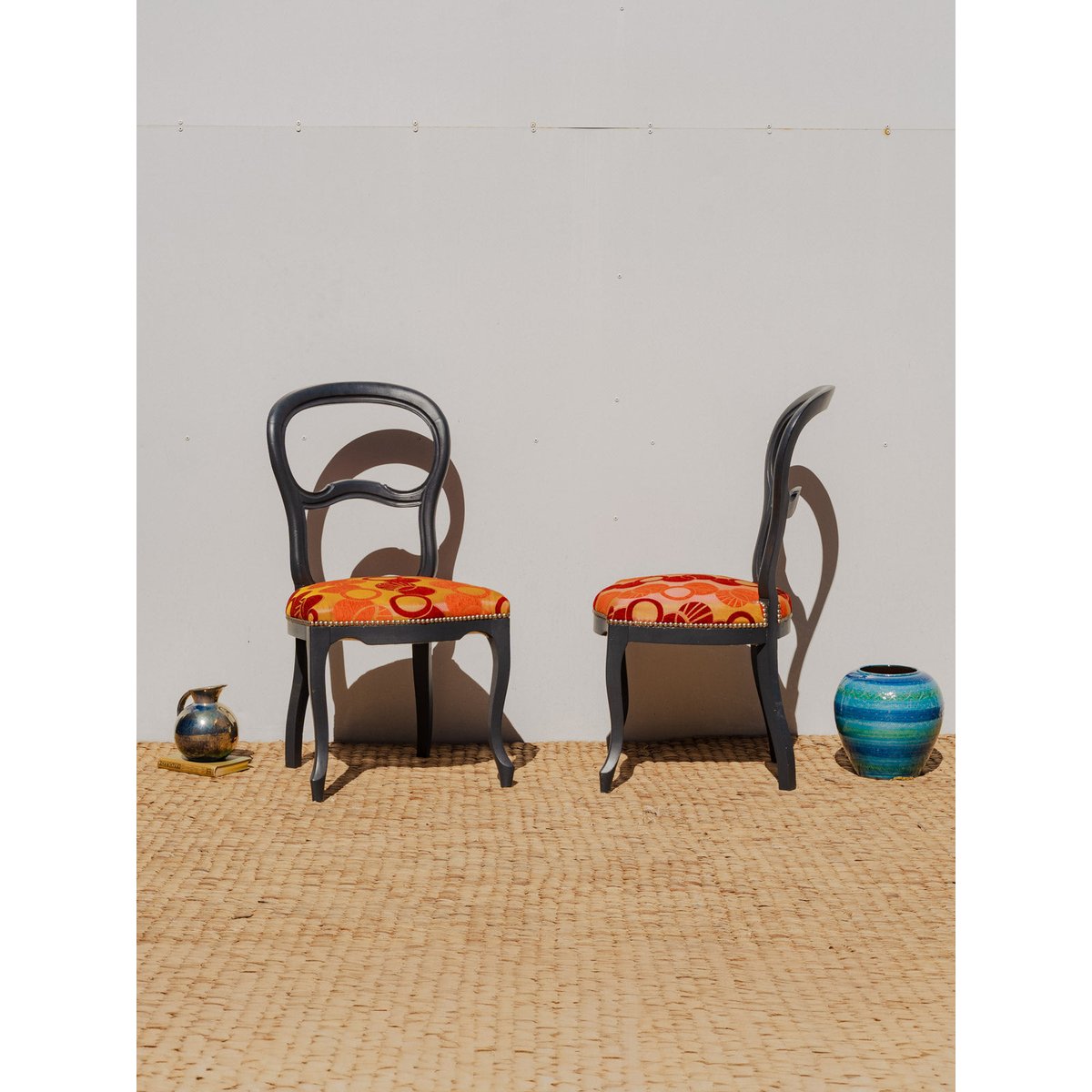 Paire de chaises en bois et motifs colorés Claude N°1142 - Bon état noir, DEBONGOUT
