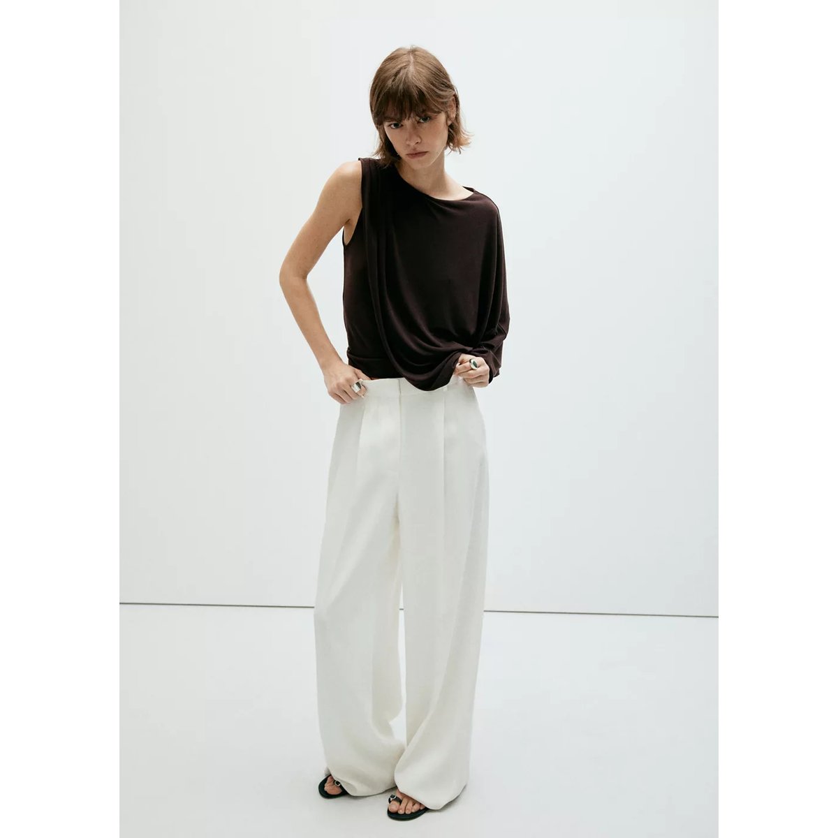 Blouse asymétrique froncée marron, MANGO