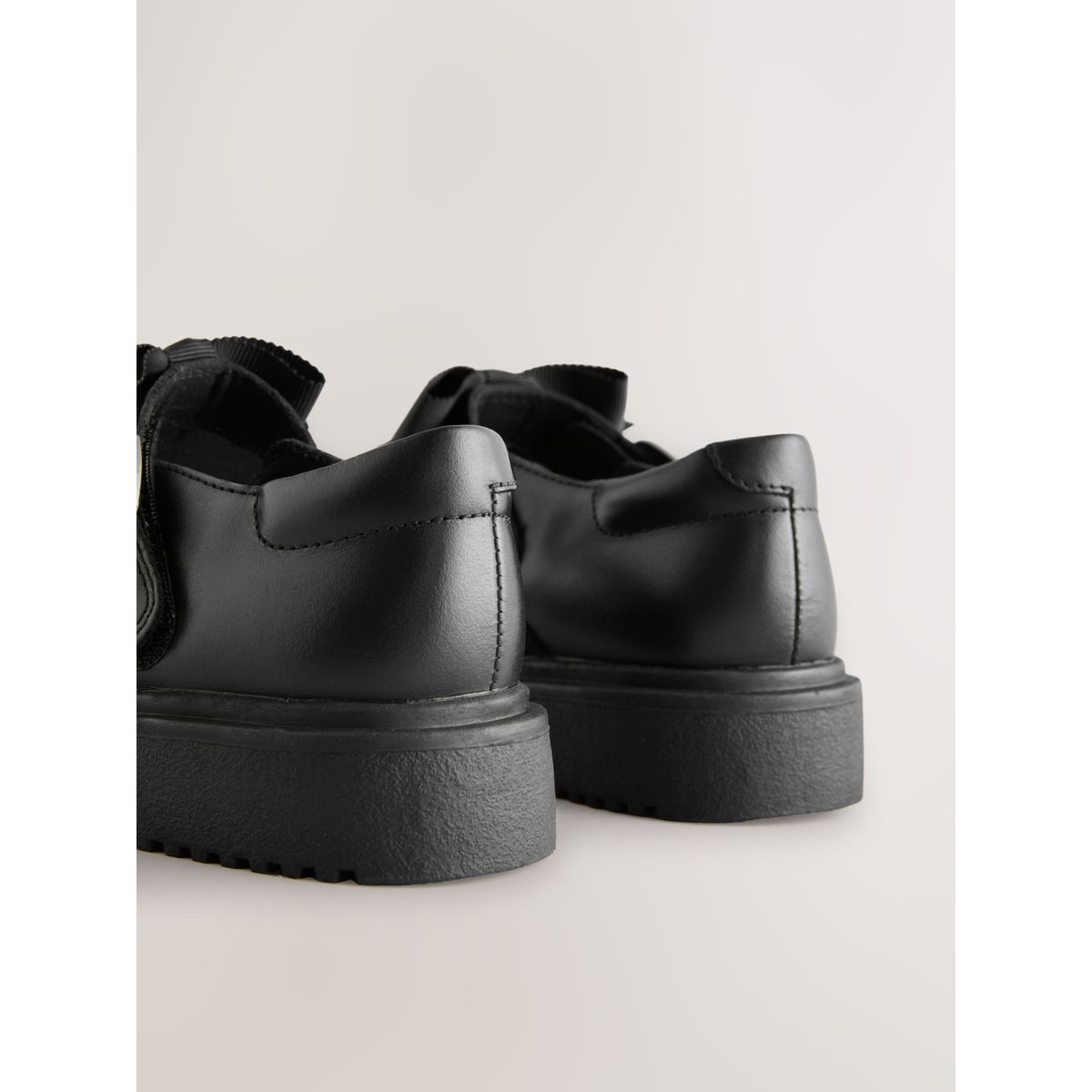 Babies d'école en cuir à semelle épaisse/nœud noir mat, NEXT