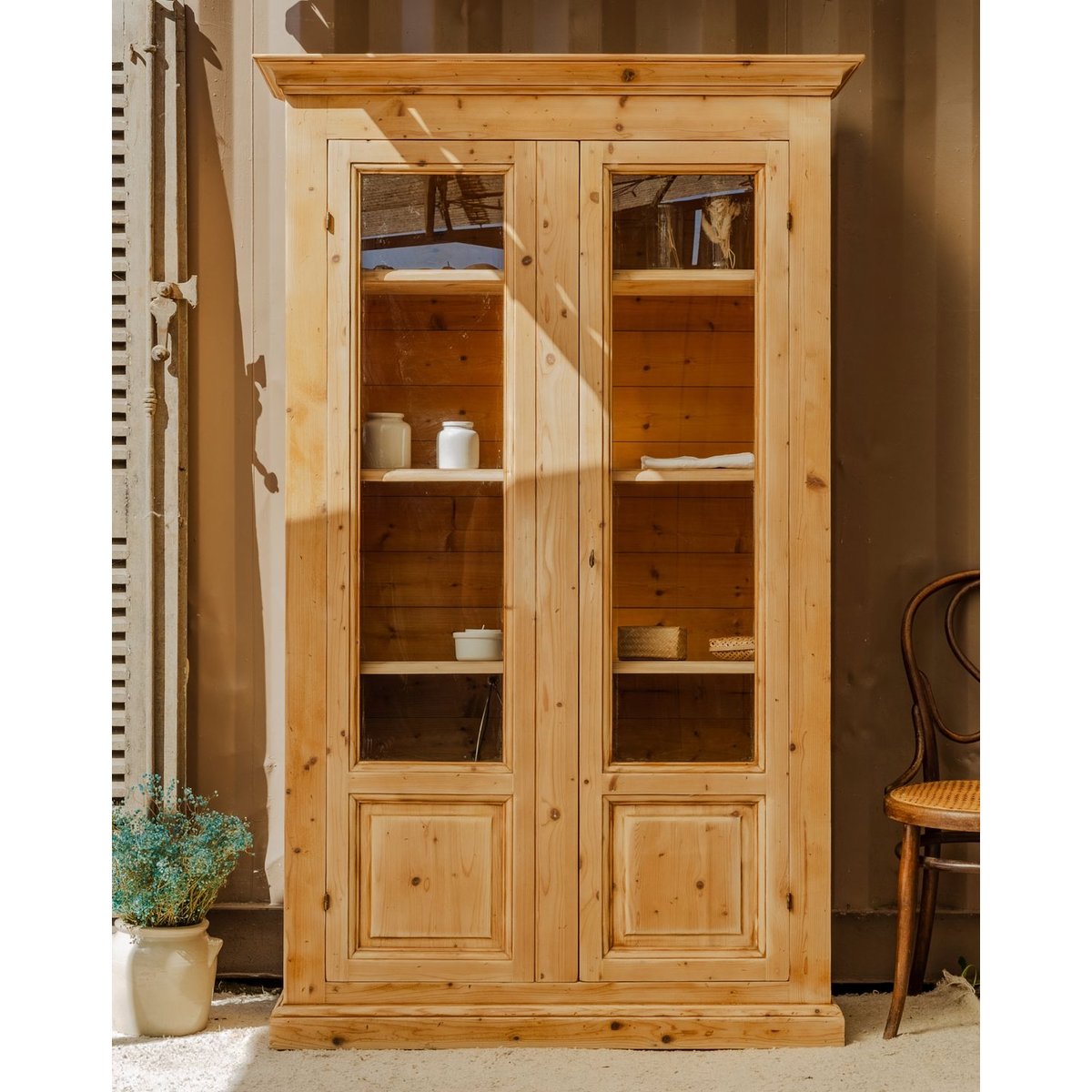 Vitrine en bois Victoria N°1289 - Bon état bois clair, DEBONGOUT