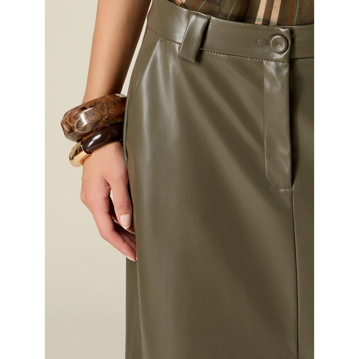 Jupe crayon mi-longue en dentelle verde militare, OLTRE