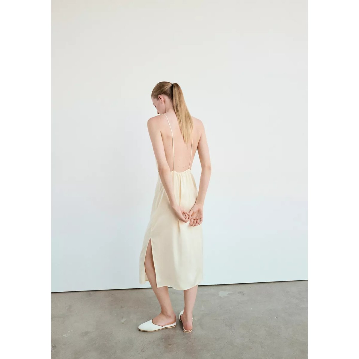 Chemise de nuit en viscose satinée avec passepoil contrasté ivoire, MANGO