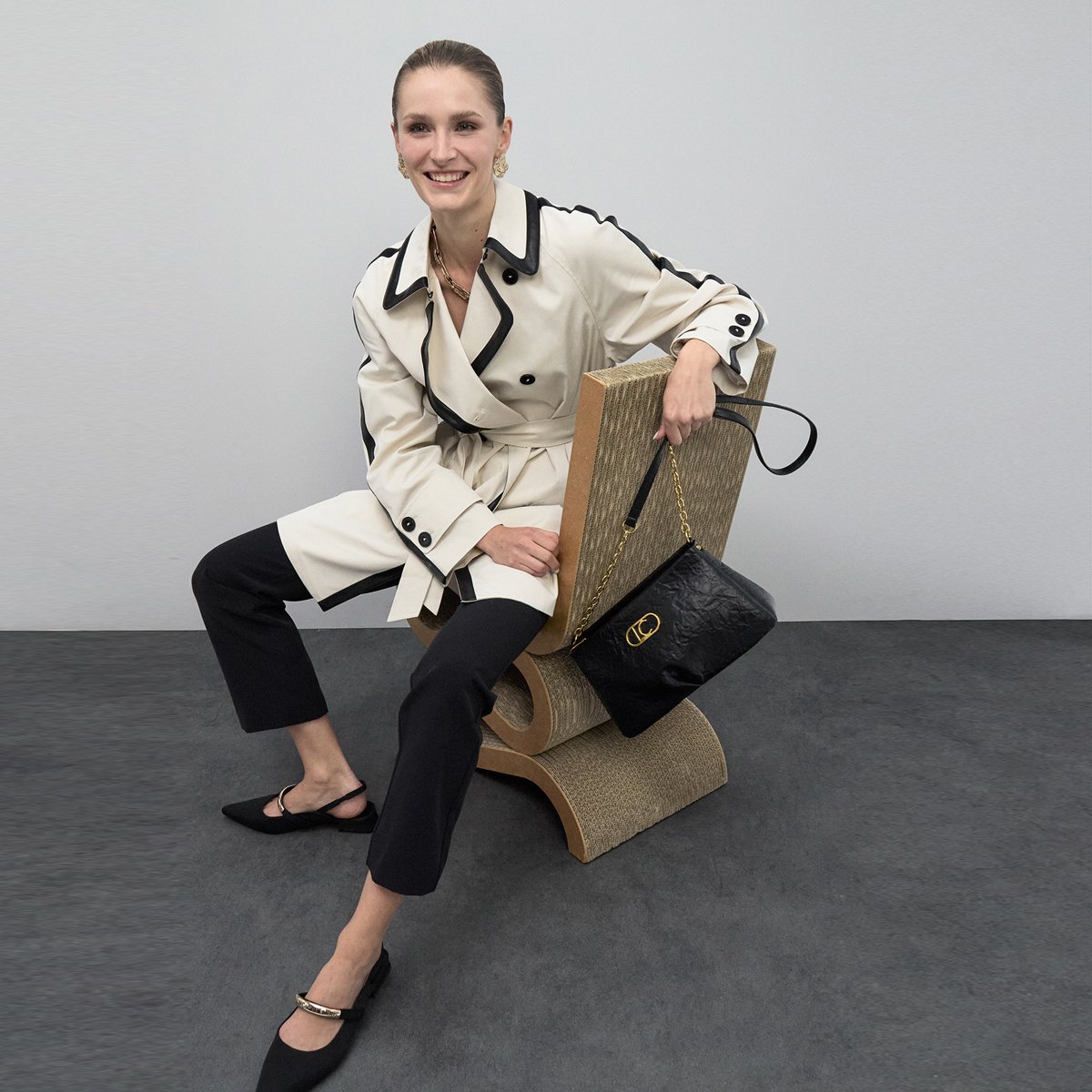 Sac à bandoulière plissé avec logo ovale doré noir, LOLA CASADEMUNT