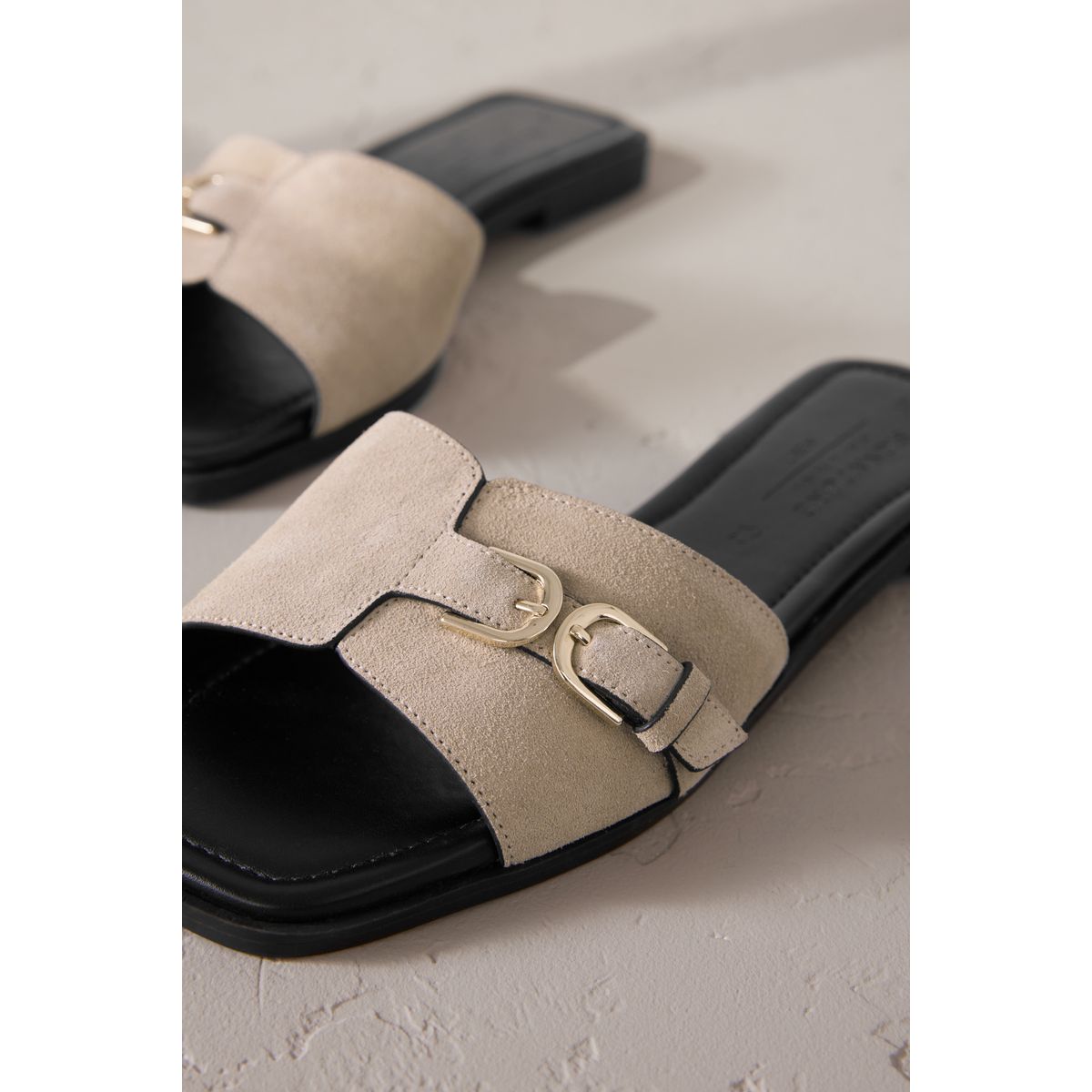 Sandales style mules e à deux boucles daim neutre, NEXT