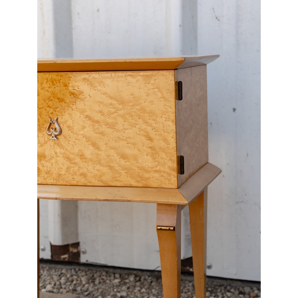 Table de chevet en loupe de bois Maïa N°1538 - Bon état bois clair, DEBONGOUT