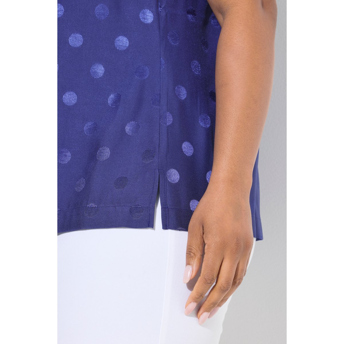 Blouse à pois jacquard avec encolure en V. bleu encre, ULLA POPKEN