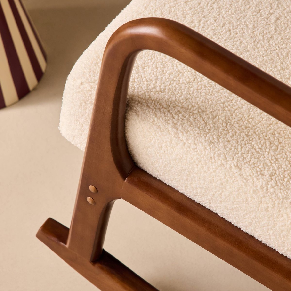 Rocking chair scandinave bois d'hévéa et bouclette LORENS crème, SWEEEK