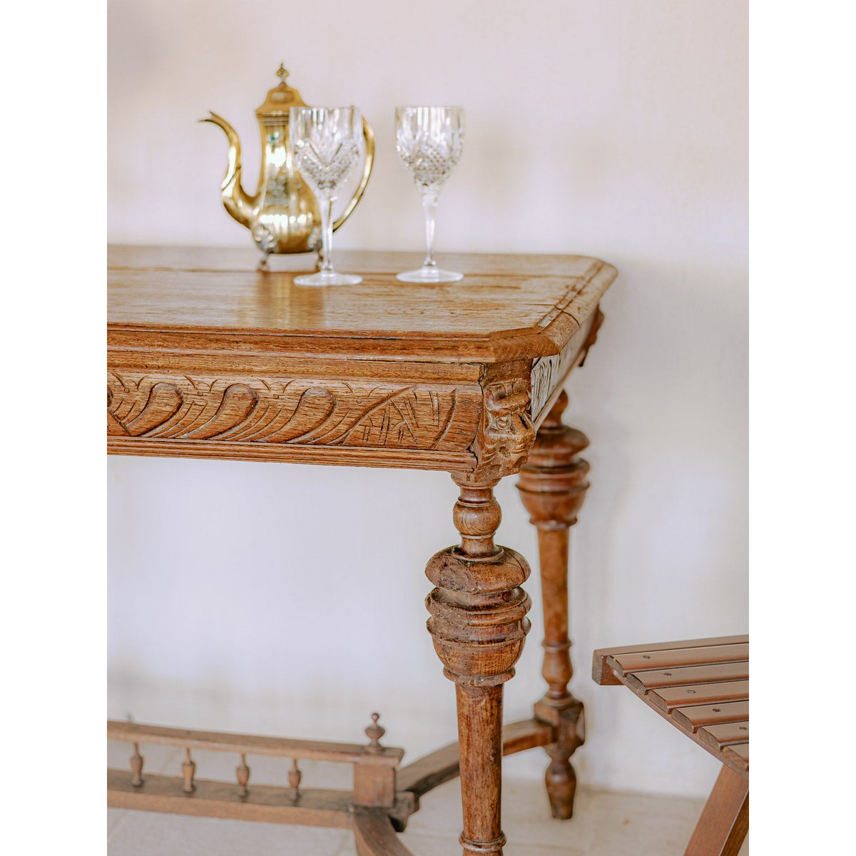Table d'appoint en bois sculpté de style Moyen-Âge Francine N°1113 - Bon état bois foncé, DEBONGOUT