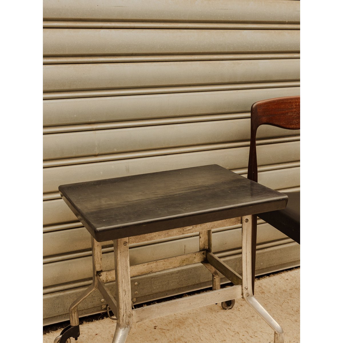 Table d'appoint industrielle en fer Hanna N°1627 - Bon état argenté, DEBONGOUT