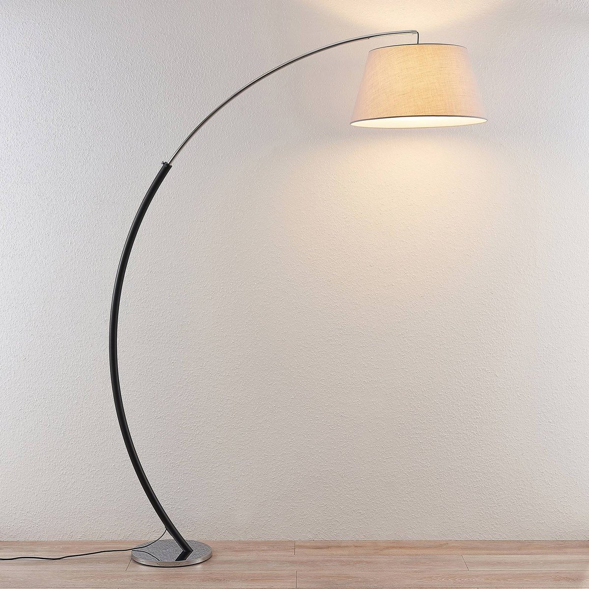 Lampadaire en textile moderne, Evelyna gris, chrome, noir, LUCANDE