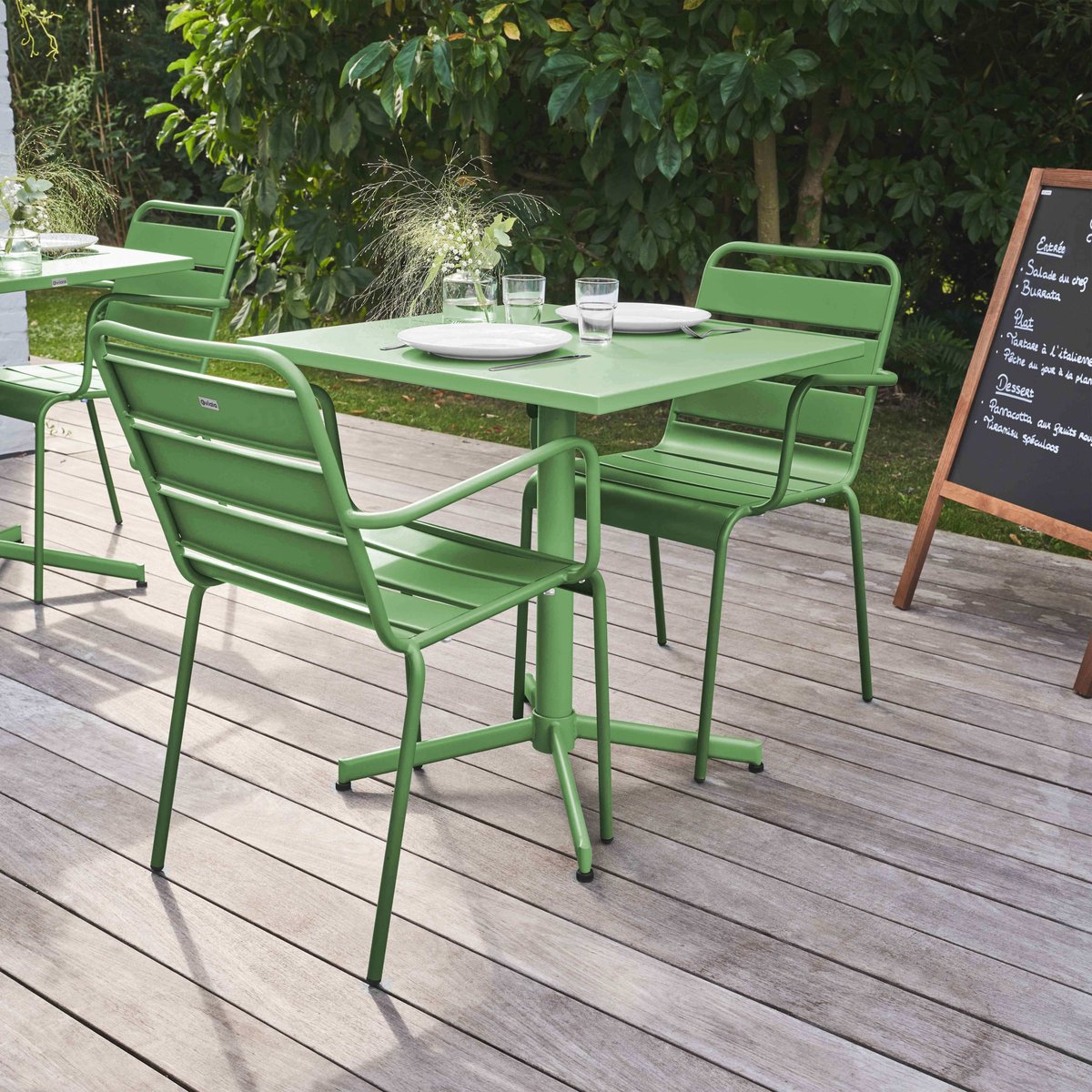 Table de jardin bistrot carrée inclinable en métal 70x70 cm et 2 chaises avec accoudoirs, PALAVAS vert cactus, OVIALA