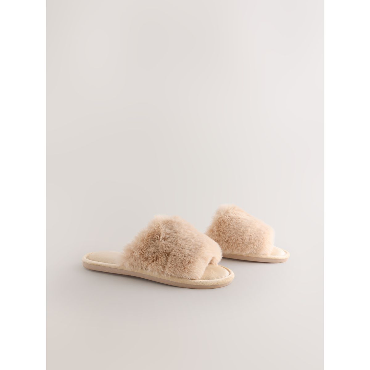 Chaussons style claquettes en imitation fourrure jaune, NEXT