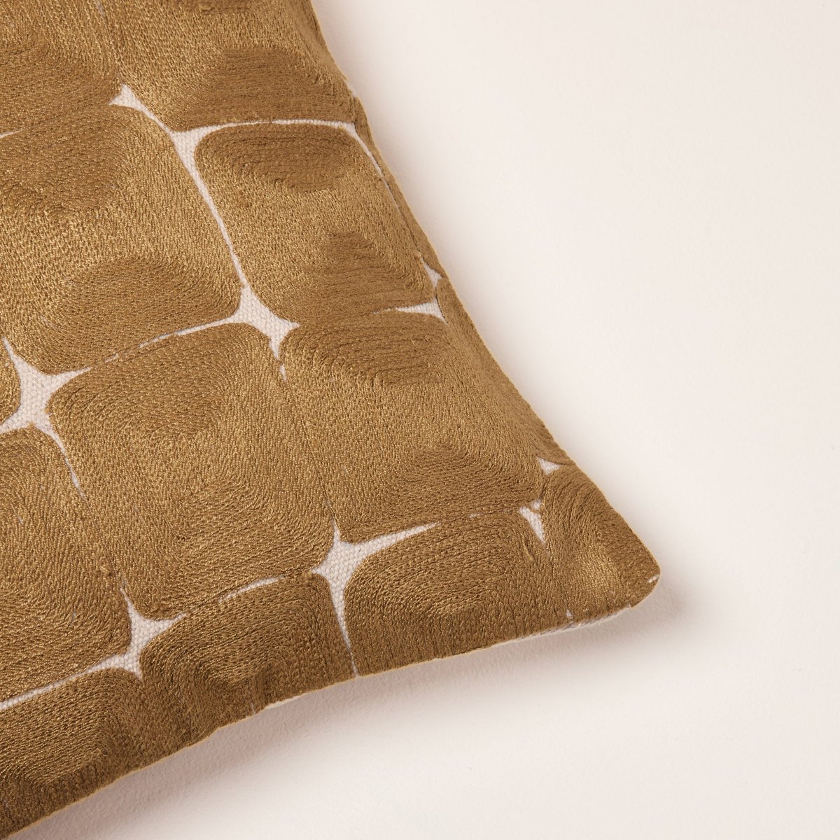 housse de coussin en Toile de coton, broderie point de chainette satinée KARTY naturel jaune doré, MADURA